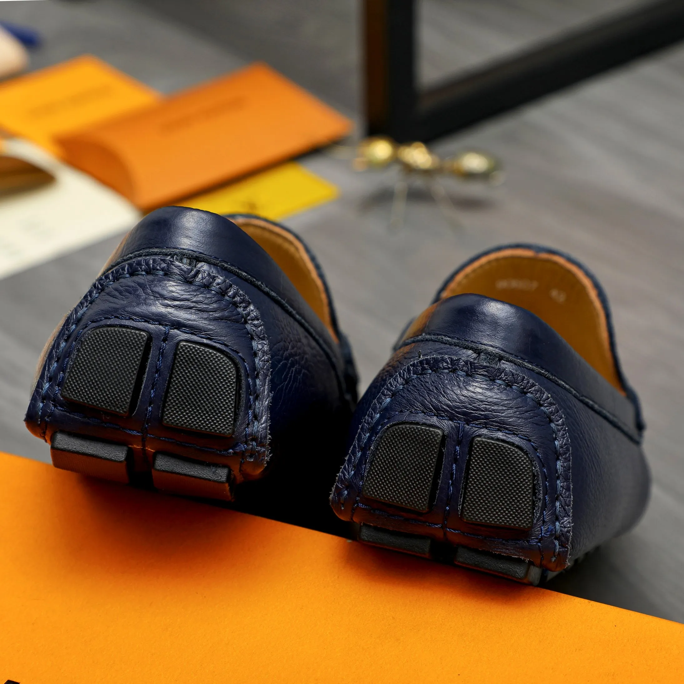 Men's shoes 💰p420 Product trademark: LV (Louis Vuitton) casual slip-on men's shoes Regular size: 38-44 Product materials: Selected pebbled cowhide upper, sheepskin lining, original rubber outsole